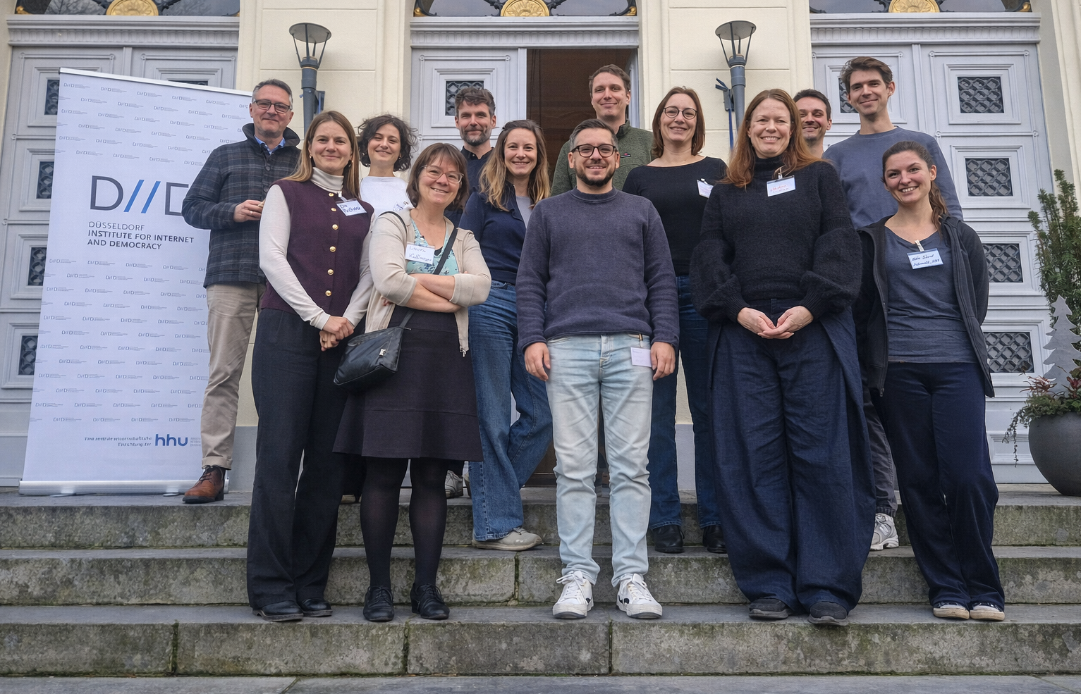 Workshop participants in front of Schloss Mickeln